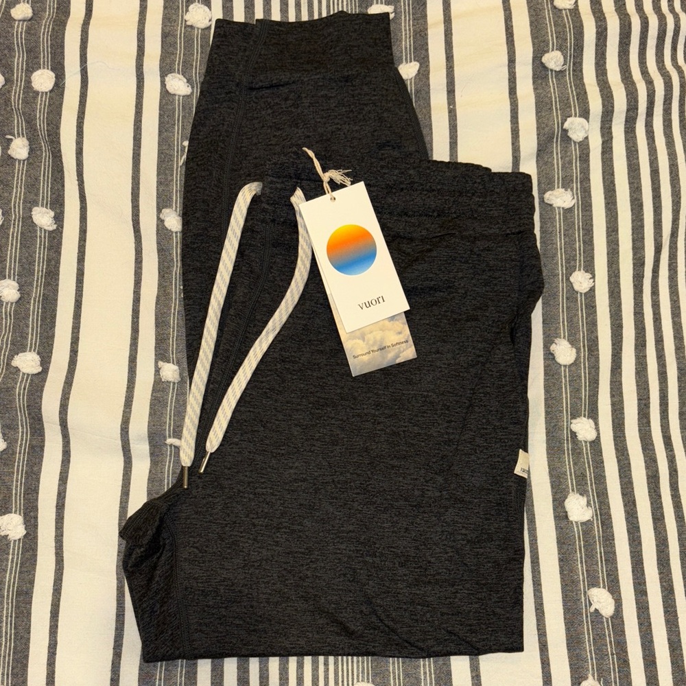Vuori Joggers - Medium. Heather Grey.